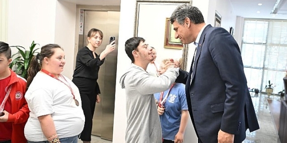 Kartepe Belediye Başkanı Av.M.Mustafa Kocaman, Konya’da yapılan Özel Sporcular Atletizm Türkiye Şampiyonası’nda dereceye giren öğrencileri tebrik etti