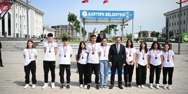 kartepede-19-mayis-ataturku-anma-genclik-ve-spor-bayraminin-105inci-yili-duzenlenen-torenle-cosku-icerisinde-kutlandi.jpg