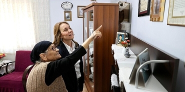 konak-belediye-baskani-nilufer-cinarli-mutludan-anneler-gununde-sehit-annesine-anlamli-ziyaret.jpg