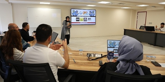 KOSKİ Çalışanları Aldıkları Eğitimle İşitme Engelli Abonelere İşaret Diliyle Destek Oluyor