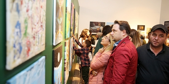 Küçükçekmece’de sanat eğitimi veren Görsel Sanatlar Öğretmeni Fadime Yücel ve öğrencilerinin ‘İzler’ sergisine ev sahipliği yaptı