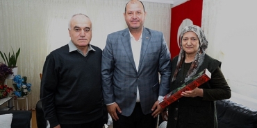 menderes-belediye-baskani-ilkay-cicek-anneler-gununde-sehit-anneleri-ile-huzurevinde-yasayan-anneleri-unutmadi.jpg