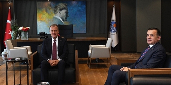 Mersin Yenişehir Belediye Başkanı Abdullah Özyiğit, Mersin Büyükşehir Belediye Başkanı Vahap Seçer’i makamında ziyaret etti