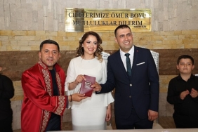 nevsehir-belediye-baskani-rasim-ari-esma-gizem-aydin-ve-ali-erkan-iyilikli-ciftinin-nikahini-kiyarak-mutluluklarina-ortak-oldu.jpg