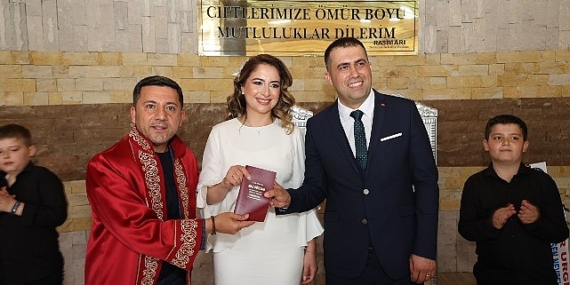 Nevşehir Belediye Başkanı Rasim Arı, Esma Gizem Aydın ve Ali Erkan İyilikli çiftinin nikâhını kıyarak mutluluklarına ortak oldu