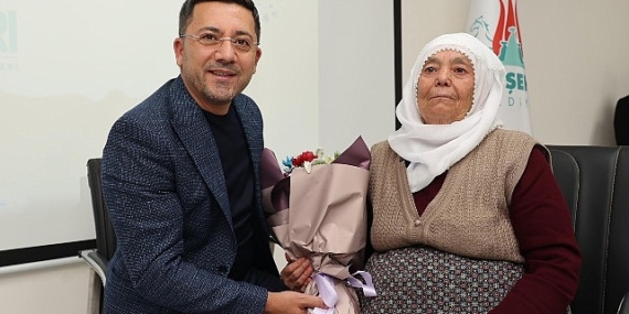Nevşehir Belediye si tarafından Anneler Günü dolayısıyla düzenlenen programda Elmas Arı, Nevşehir Belediye Başkanı olan oğlu Rasim Arı’yı anlattı