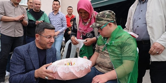 Nevşehir’de down sendromlu Yusuf Tosun için temsili asker eğlencesi düzenlendi. Eğlence programında, gence asker kınasını Belediye Başkanı Rasim Arı yaktı