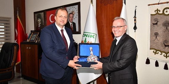 Papa Francis’in gelecek yıl Birinci İznik Konsili’nin yıldönümü dolayısıyla İznik’i ziyareti planlama çalışmalarının ilk ziyareti İznik Belediyesi’nde gerçekleşti