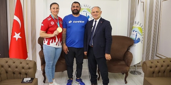 Şampiyon Sporcudan Başkan Öztürk’e Ziyaret