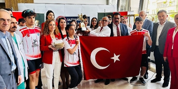 Samsun’dan Gelen Bayrak ve Toprak Genç Doktorlara Teslim Edildi