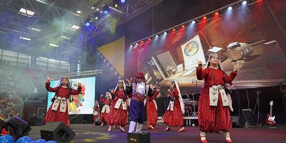 Selçuklu Belediyesi Bosna Hersek’in Zenica kentinde düzenlenen Çocuk Şenliği’nin final gününde halk oyunları ekibiyle sahne aldı