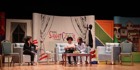 Selçuklu Belediyesi Sanat Akademisi’nde tiyatro eğitimi alan öğrencilerin  sahneye aktardıkları  “Paldır Güldür Şov” isimli tiyatro gösterisi bir kez daha izleyicilerden büyük beğeni aldı