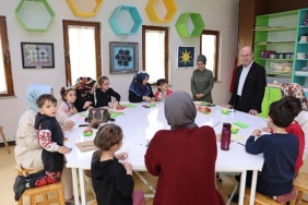 selcuklu-sanat-ve-tasarim-atolyesinde-anne-ve-cocuklari-bir-araya-getiren-selcuklu-belediyesi-cocuklar-ve-annelerine-unutulmayacak-bir-anneler-gunu-anisi-yasatti.jpg
