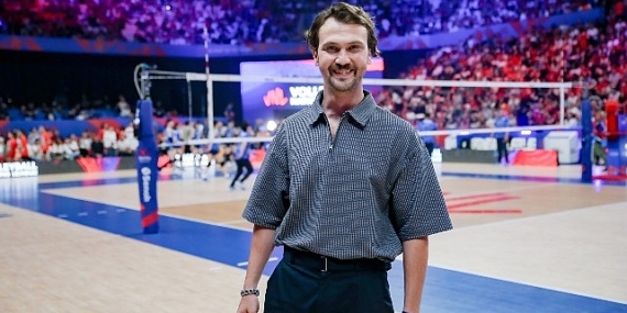 Ünlü Oyuncu Aras Bulut İynemli Voleybol Milletler Ligi’nde Filenin Sultanlarına Destek Verdi