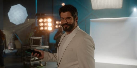 Ünlü oyuncu Burak Özçivit'in rol aldığı Türkiye'nin ilk dijital bankası Hayat Finans'ın Reklam Filmi ve Kamera Arkası Görüntüleri