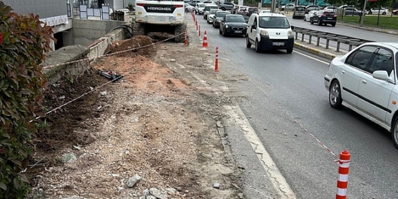 Yol kenarına perde duvar yapımına başlandı