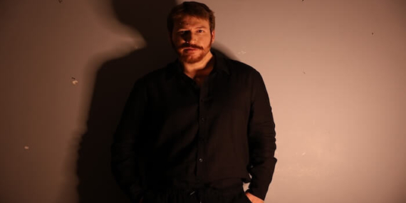 Mert Özcan’dan Yeni Klip “KALP İZİ” Şarkısına Geldi!